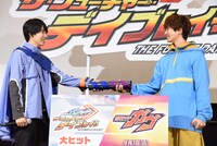 本島純政（左）からバトンを受け取る知念英和（右）。