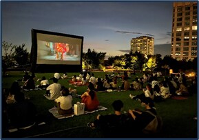 過去に行われた「原っぱシネマ」の様子。
