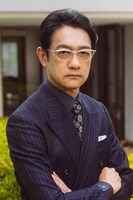 真山新造役の飯田基祐。