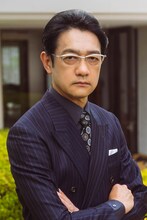 真山新造役の飯田基祐。