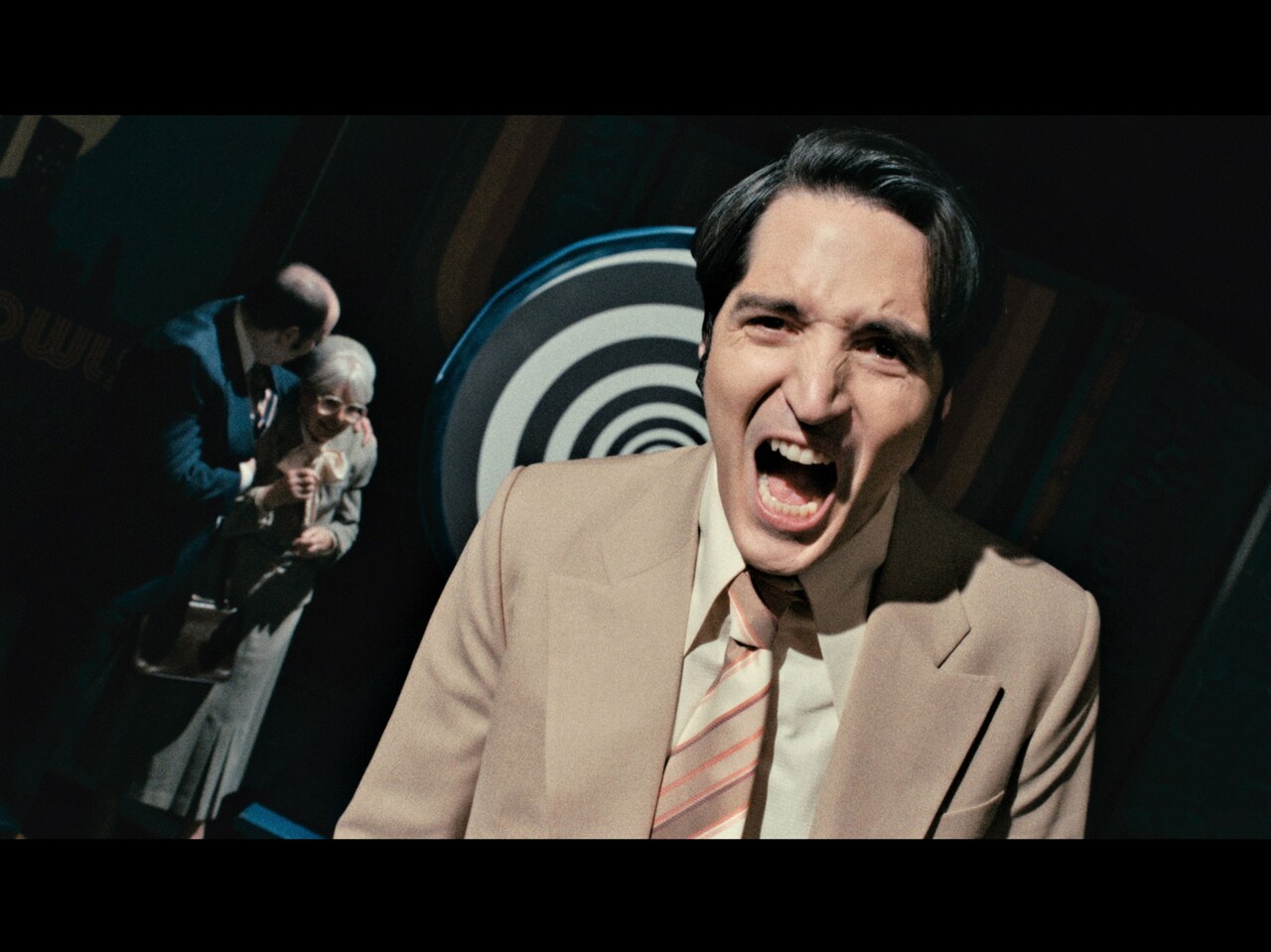 ホラー映画「悪魔と夜ふかし」新写真、ハロウィンの夜に不穏な放送事故が