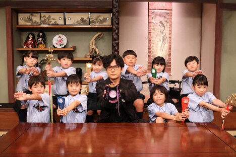 「ほんとにあった怖い話 25周年スペシャル」より、“ほん怖クラブ”リーダーの稲垣吾郎（前列中央）と子供たち。