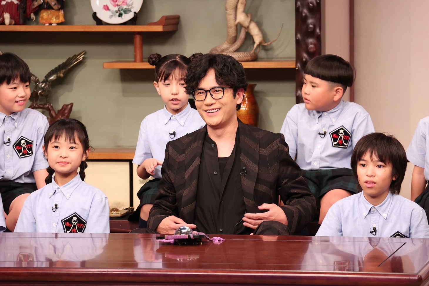 「ほんとにあった怖い話 25周年スペシャル」より、“ほん怖クラブ”リーダーの稲垣吾郎（前列中央）と子供たち。