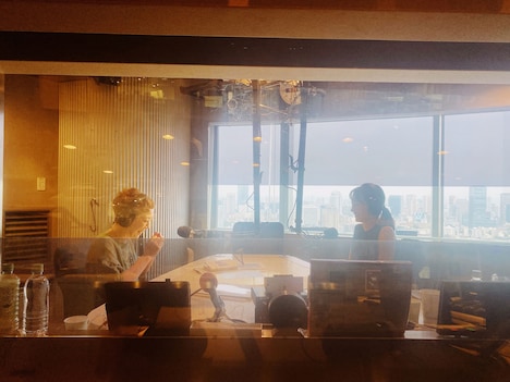 「TALK TO NEIGHBORS」の収録現場より、左からナビゲーターのクリス智子、ゲストの満島ひかり。