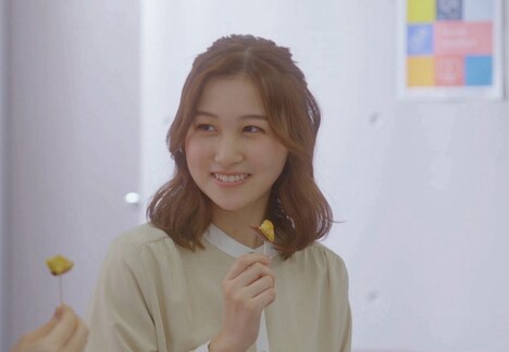 ドラマ「めんつゆひとり飯2」より、山口まゆ演じる十越いりこ。