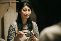 ABEMAオリジナルドラマ「透明なわたしたち」より、仙道敦子演じる中川涼子。