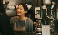 ABEMAオリジナルドラマ「透明なわたしたち」より、片岡礼子演じる尾関恵子。