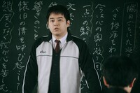 ABEMAオリジナルドラマ「透明なわたしたち」より、三浦貴大演じる高平康平。