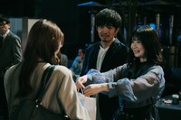 ABEMAオリジナルドラマ「透明なわたしたち」より、和田正人演じる齋藤光一（中央）。