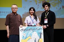 右からウスマン・リアズ、彼の妻であるマリアム・リアズ・パラチャ、山村浩二。