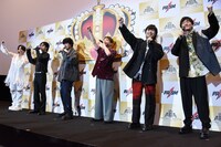観客と一緒に「グロリアス・シュワルツ！」と声を上げるキャストたち。