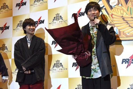 寺島惇太（左）から花束を受け取った畠中祐（右）。