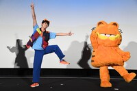 「ニャンダフル体操」を踊る福尾誠（左）、ガーフィールド（右）。