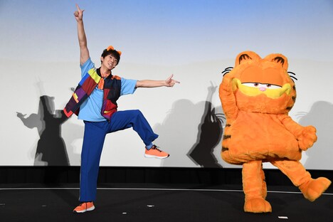 「ニャンダフル体操」を踊る福尾誠（左）、ガーフィールド（右）。