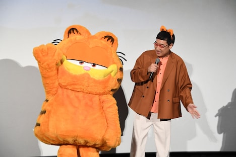 手を振るガーフィールド（左）と山里亮太（右）。