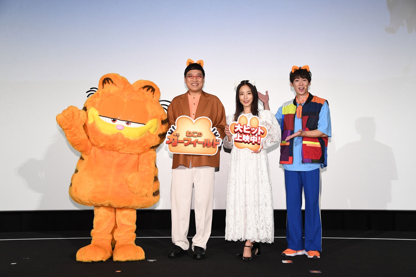 「ねこのガーフィールド」公開記念舞台挨拶にて、左からガーフィールド、山里亮太、MEGUMI、福尾誠。