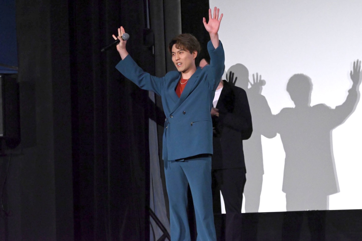 大歓声に迎えられて登壇した入野自由。