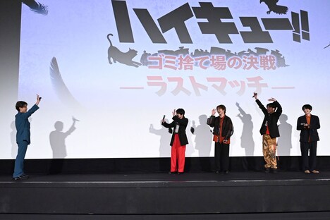 入野自由（左端）を歓迎する共演者たち。