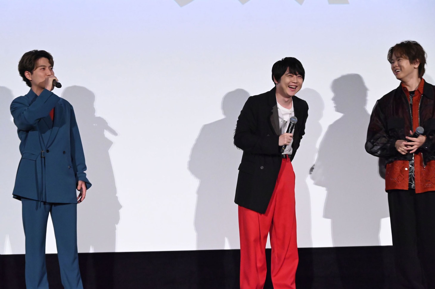 「私が入野自由です」と堂々と挨拶する入野自由（左）を見て笑いをこらえきれない梶裕貴（中央）、村瀬歩（右）。