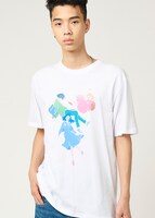 「きみの色」グラニフコラボTシャツの着用イメージ。