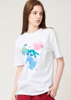 「きみの色」グラニフコラボTシャツの着用イメージ。