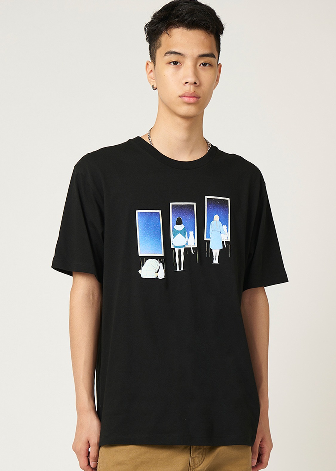 「きみの色」グラニフコラボTシャツの着用イメージ。