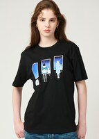 「きみの色」グラニフコラボTシャツの着用イメージ。