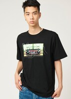 「きみの色」グラニフコラボTシャツの着用イメージ。