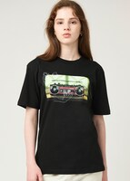 「きみの色」グラニフコラボTシャツの着用イメージ。