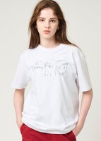 「きみの色」グラニフコラボTシャツの着用イメージ。