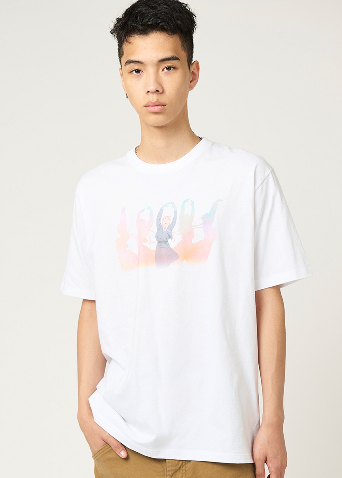 「きみの色」グラニフコラボTシャツの着用イメージ。