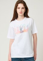 「きみの色」グラニフコラボTシャツの着用イメージ。