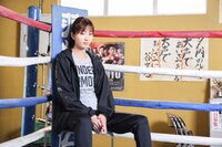 ドラマ「あのクズを殴ってやりたいんだ」より、岡崎紗絵演じる羽根木ゆい。