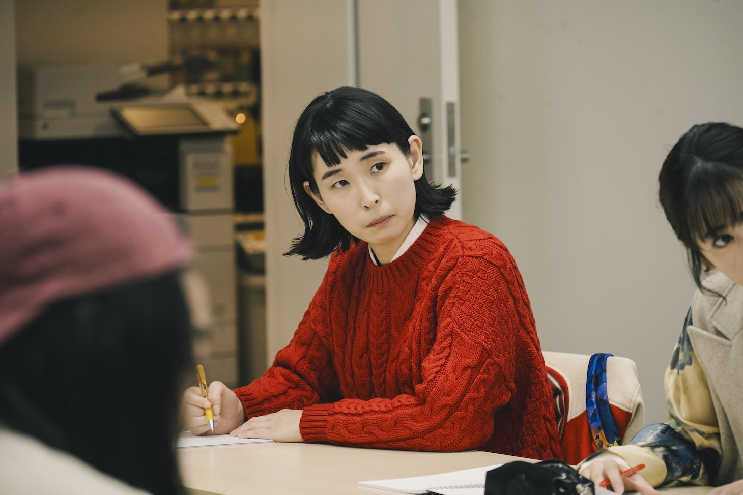 佐々木史帆が演じる美緒。