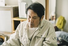 浅野雅博が演じる、りえの父。