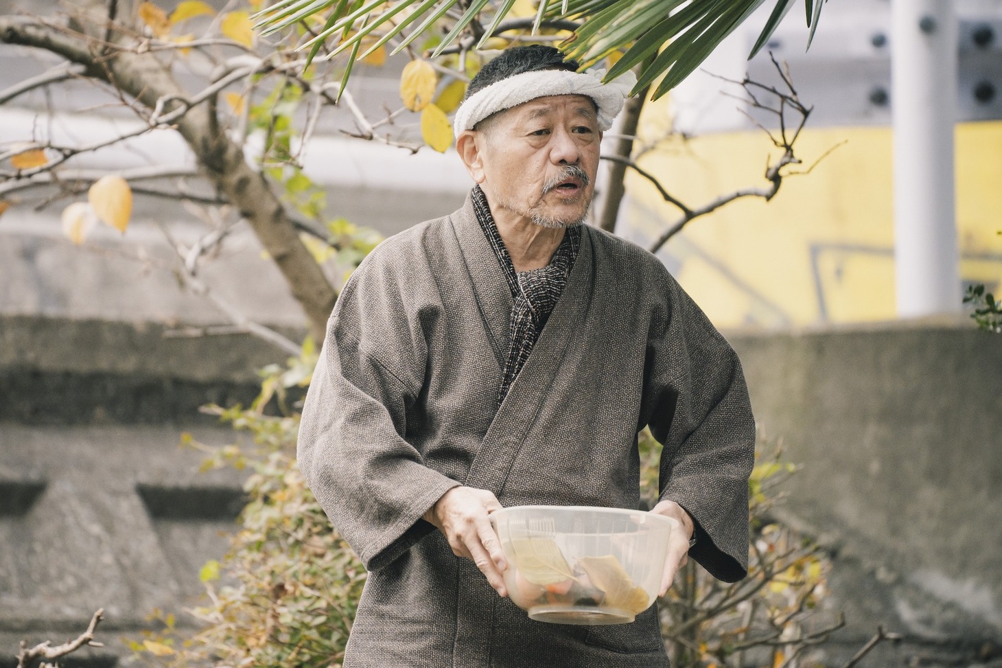 外波山文明が演じる、偏屈な住人。