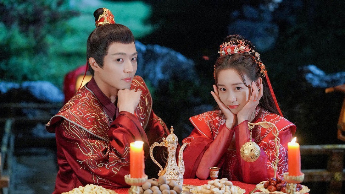 中国ドラマ「オレ様陛下と溺愛未満」より、左からチェン・ジンコー（陳靖可）演じる祁炎、リー・ズーシュエン（李子璇）演じる黎萌萌。