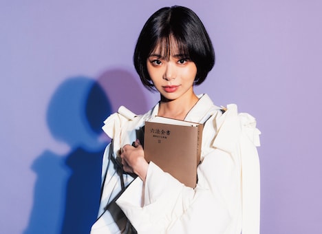 ドラマ「モンスター」より、神波亮子役の趣里