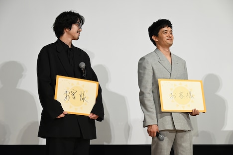 「あなたにとってのお日さまはなんですか？」というお題に答える若葉竜也（左）、池松壮亮（右）。