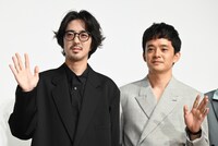 左から若葉竜也、池松壮亮。