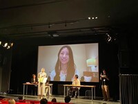 「私は、私と、私が、私を、」監督・伊藤里菜の受賞の様子。