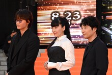 左から綾野剛、麻生久美子、星野源。