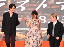 手をつないで階段を降りる岡田将生（左）と満島ひかり（中央）、それを見守る阿部サダヲ（右）。