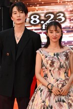 左から岡田将生、満島ひかり。