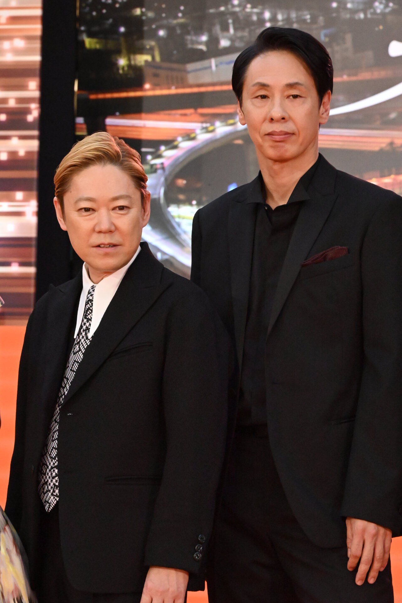 左から阿部サダヲ、大倉孝二。 - 「ラストマイル」出演者ら15名が