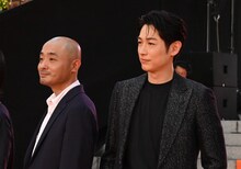 左から宇野祥平、ディーン・フジオカ。