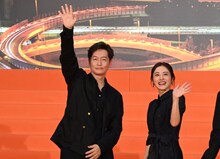 左から井浦新、石原さとみ。