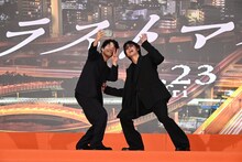 自撮りをする綾野剛（右）と星野源（左）。