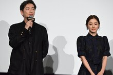 石原さとみ（右）と井浦新（左）。