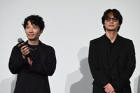 綾野剛（右）と星野源（左）。